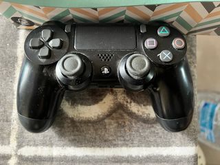 Mando PS4 Negro usado, pero en buen estado