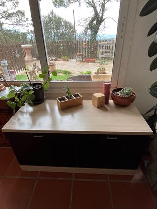 Mueble de comedor beige y marrón