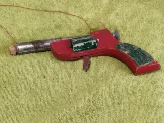 Pistola de juguete antigua de madera