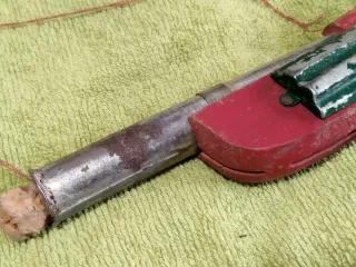 Pistola de juguete antigua de madera