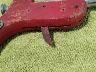 Pistola de juguete antigua de madera