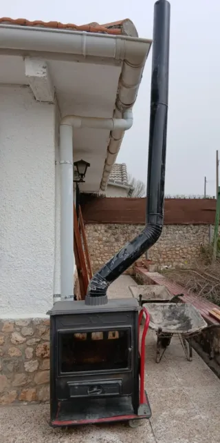 Estufa de leña negra