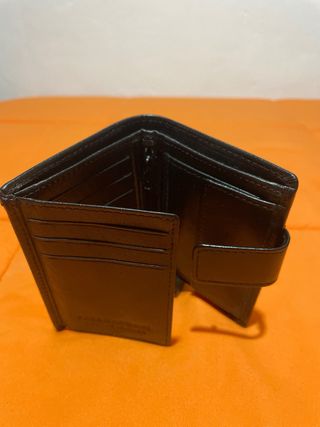 Cartera de piel negra