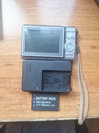 Cámara Casio con caja