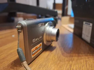 Cámara Casio con caja