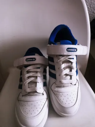 Zapatillas Adidas Forum Low Blancas y Azules