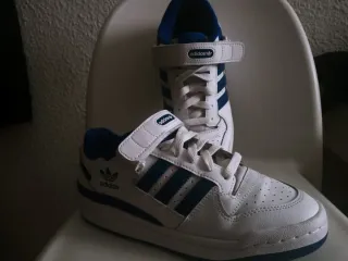 Zapatillas Adidas Forum Low Blancas y Azules