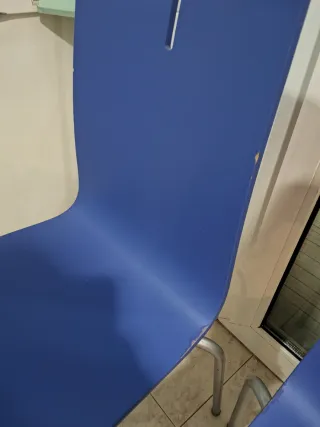 4 Sillas de madera y metal azul