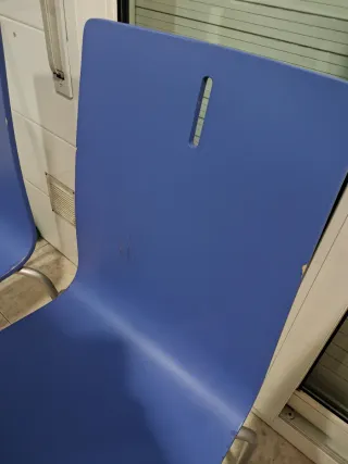 4 Sillas de madera y metal azul