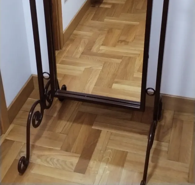 Espejo forja con pie.