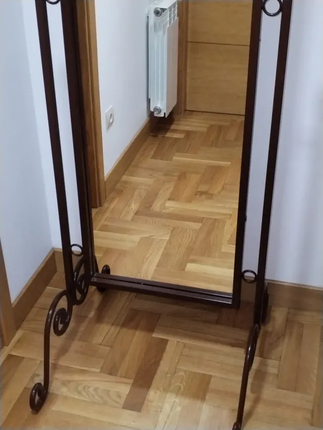 Espejo forja con pie.