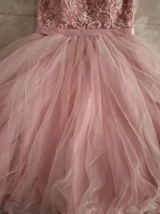 Vestido de fiesta rosa con pedrería
