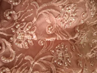 Vestido de fiesta rosa con pedrería