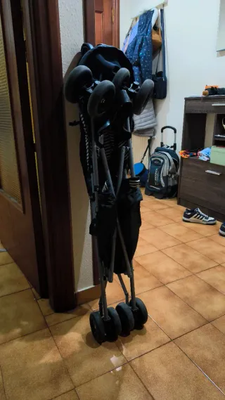 Silla de paseo azul y blanca