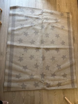 Alfombra gris con estrellas