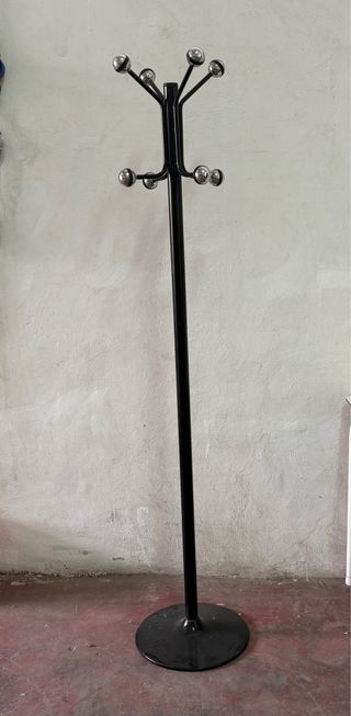 Perchero de pie negro y plateado