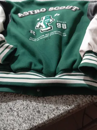 Cazadora universitaria unisex verde