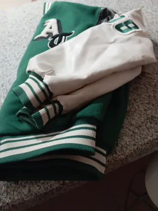 Cazadora universitaria unisex verde