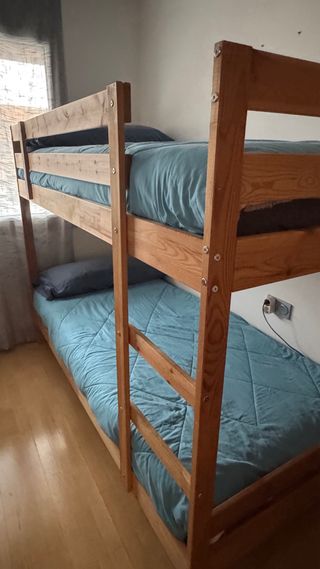 Litera de madera con colchones