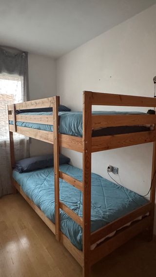 Litera de madera con colchones