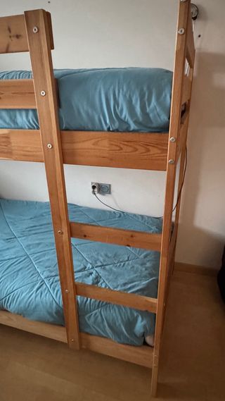 Litera de madera con colchones