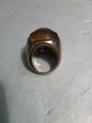 Anillo con piedra facetada color ámbar