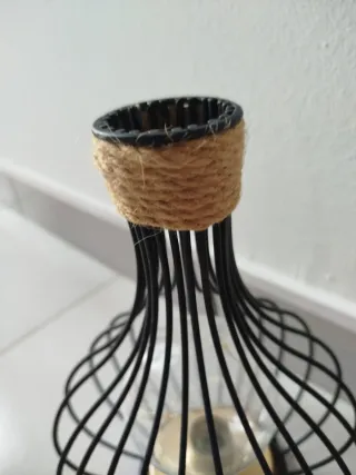 Lámpara de mesa diseño jaula metal y cuerda