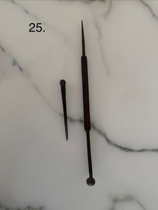 Pinzas y pincho de hierro forjado antiguo