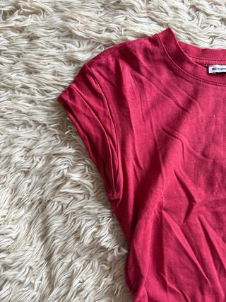 Camiseta Bershka corta fruncida roja
