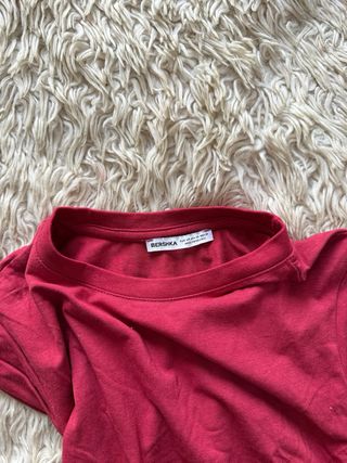 Camiseta Bershka corta fruncida roja