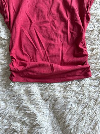 Camiseta Bershka corta fruncida roja