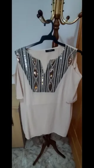 Blusa MAZA Beige con Detalles Dorados Talla M