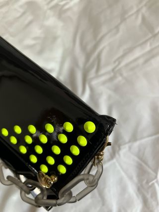 Borsa nera con borchie gialle