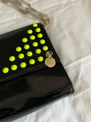 Borsa nera con borchie gialle