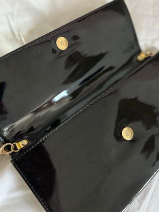 Borsa nera con borchie gialle