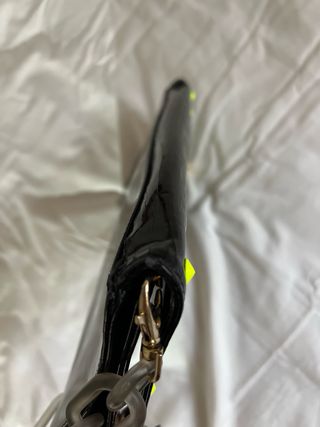 Borsa nera con borchie gialle