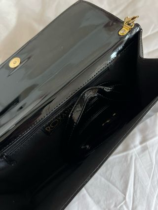 Borsa nera con borchie gialle