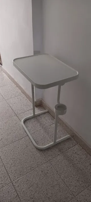 Mesa auxiliar blanca metal y plástico