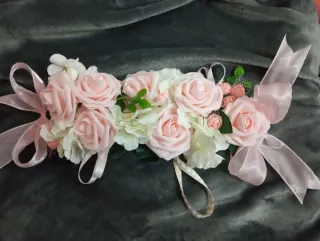 Ferma tenda con rose rosa e bianche