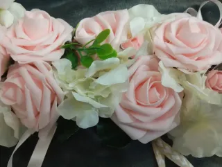 Ferma tenda con rose rosa e bianche