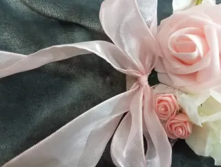 Ferma tenda con rose rosa e bianche