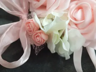 Ferma tenda con rose rosa e bianche