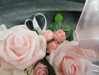 Ferma tenda con rose rosa e bianche