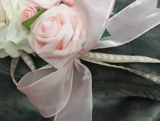 Ferma tenda con rose rosa e bianche