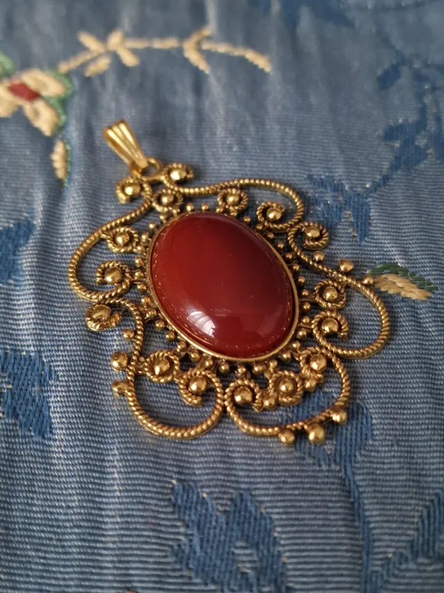 Colgante dorado estilo camafeo