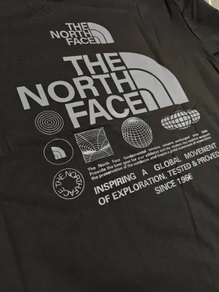 Camiseta The North Face Negra