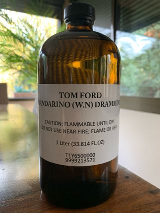 2 botellas de 1L de Tom Ford(Oud Wood y Mandarino)