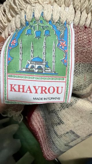 Alfombra de terciopelo roja y beige