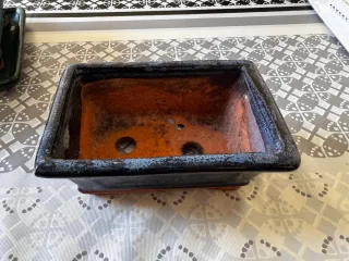 Macetas de cerámica beige y marrón