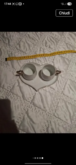 Vassoio in ceramica con tazzine a forma di cuore